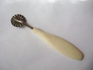 Staré kolečko na krájení těsta, rydlo (S)