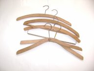 5 ks retro dřevěná ramínka 1x OP Prostějov (S)