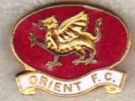 Anglická 1. soutěž: Leyton Orient FC, smaltovaný, brooch pin, 29 x 19 mm, Coffer London
